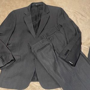Gorgeous & Classy Jos A Bank Dark Gray ‘Shark Skin’ Two-Piece Suit!